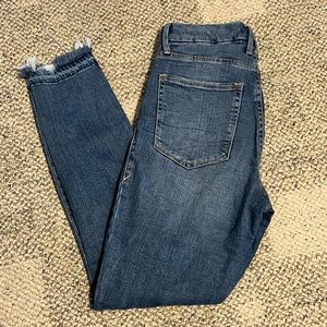 Good American light/medium wash jeans. Size 6/28.